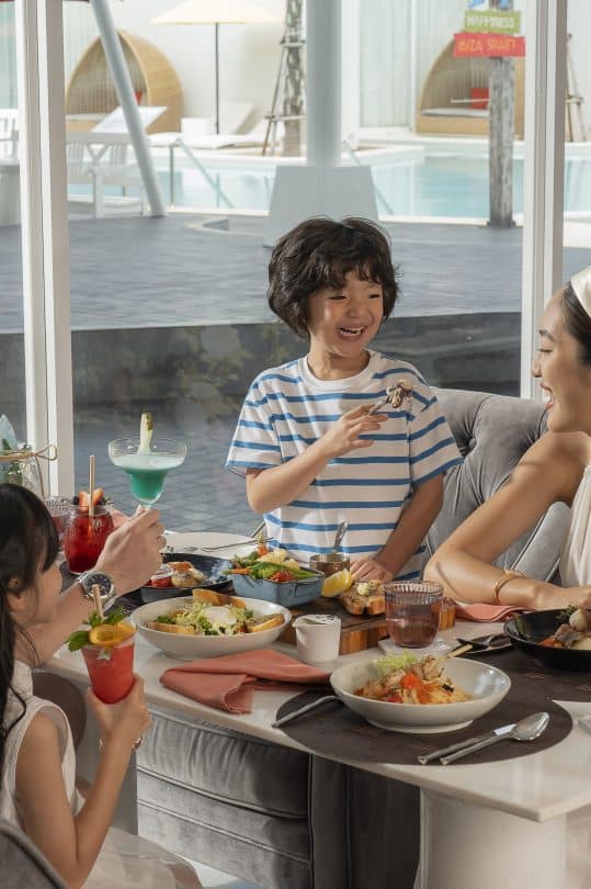 Castaway Restaurant Cafe & Pool Bar