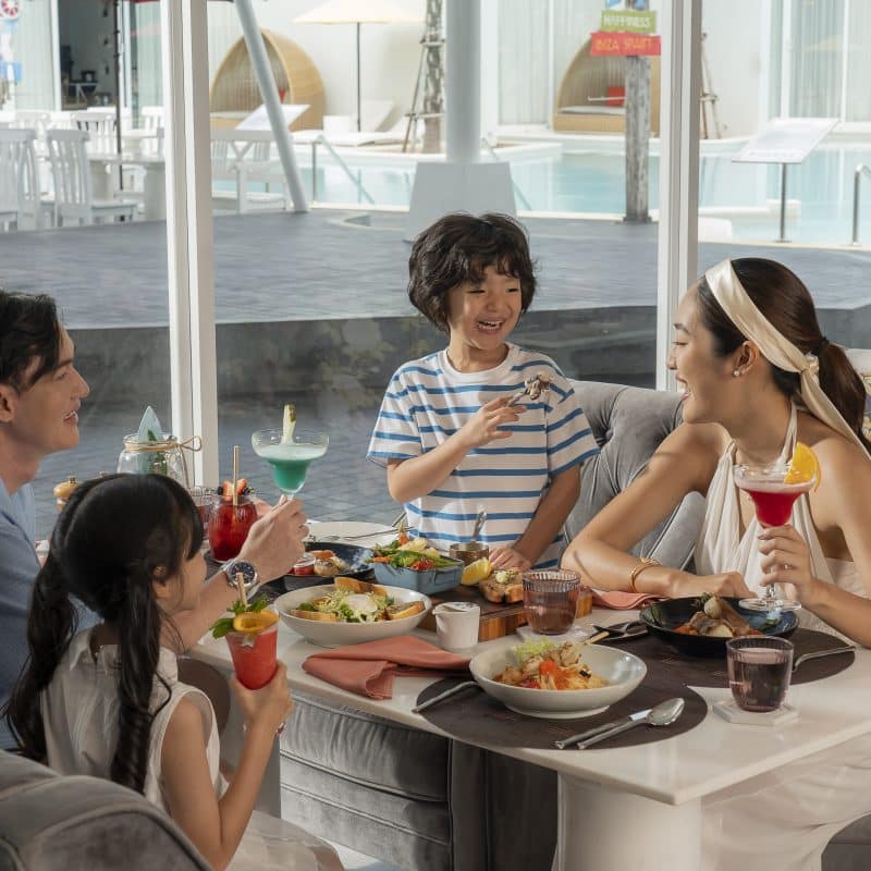 Castaway Restaurant Cafe & Pool Bar