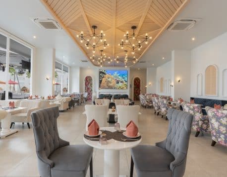 Castaway Restaurant Cafe & Pool Bar