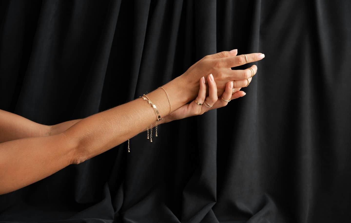 Hypoallergenic Jewelry Trends: Why Skin-Friendly Accessories Are Defining Modern Fashion